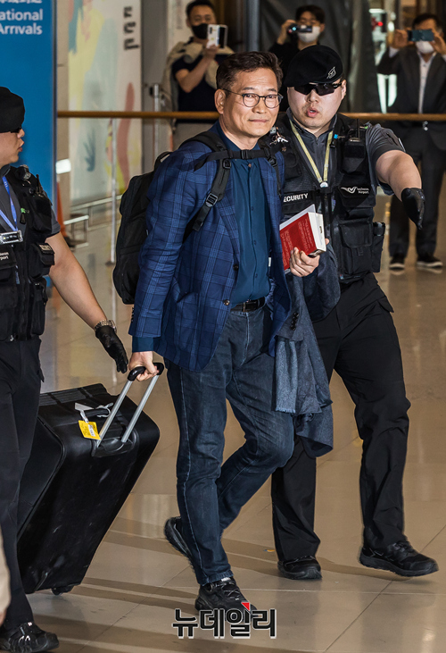 ▲ 2021년 더불어민주당 전당대회 돈봉투 의혹 사건의 핵심인물로 지목된 송영길 전 더불어민주당 대표가 24일 오후 인천국제공항을 통해 귀국하고 있다. ⓒ(인천=정상윤 기자)