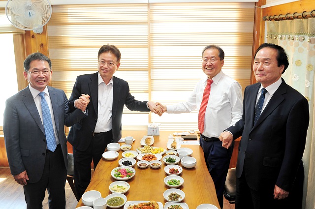 ▲ 왼쪽부터 김진열 군위군수, 이철우 경북도지사, 홍준표 대구시장, 김주수 의성군수.ⓒ군위군