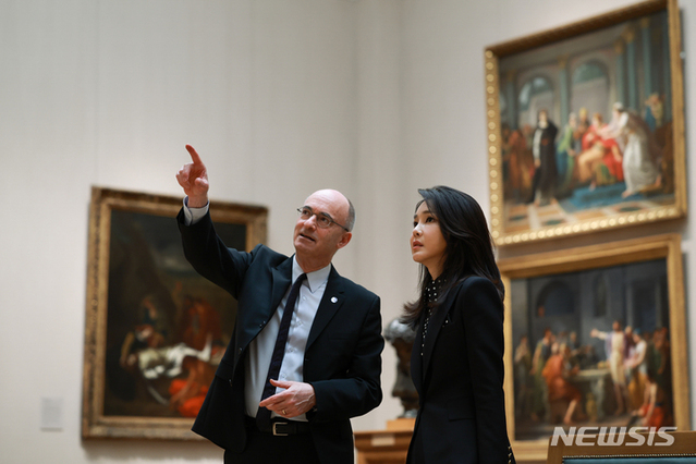 ▲ 김건희 여사가 28일(현지시간) 보스턴 미술관을 방문해 작품을 관람하고 있다. ⓒ뉴시스