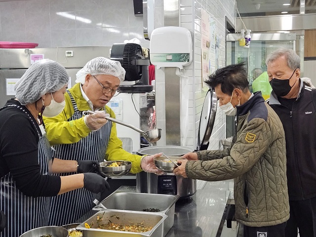 ▲ 한상호 구청장이 지난 28일 오전 창포종합사회복지관 창포사랑나눔터를 방문해 어르신들을 위한 배식봉사을 하고 있다.ⓒ포항시