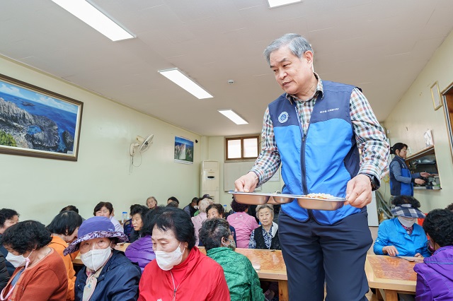 ▲ 김한성 본부장이 지난 27일 경주시 동천동 소재 무료급식소인 ‘무료급식마당 이웃집’에서 자원봉사 활동을 하고 있다.ⓒ월성본부