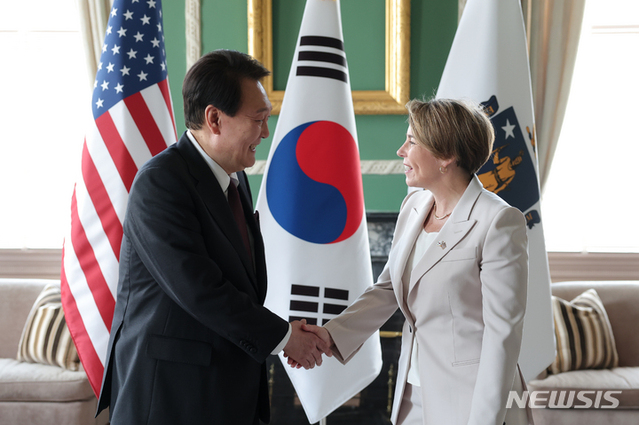 ▲ 미국을 국빈방문 중인 윤석열 대통령이 28일(현지시간) 보스턴 매사추세츠 주청사에서 모라 힐리 주지사와 악수하고 있다.ⓒ뉴시스(사진=공동취재)