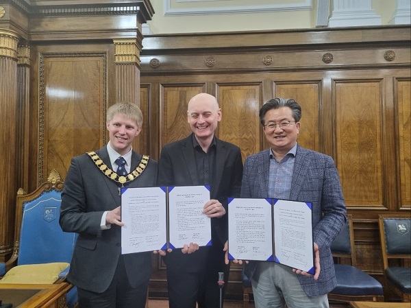 ▲ 정용래 대전 유성구청장이 지난 28일 영국 랭커셔주 프레스턴시를 방문해 닐 다비(Neil Darby) 시장과 우호협약을 체결했다.ⓒ유성구