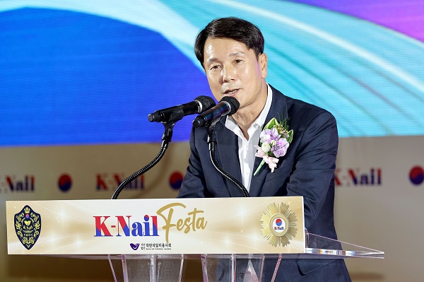 ▲ 이상래 대전시의장이 지난 28일‘대한네일 미용사회 전국지부 출정식’에 참석해 회원들을 격려했다.ⓒ대전시의회