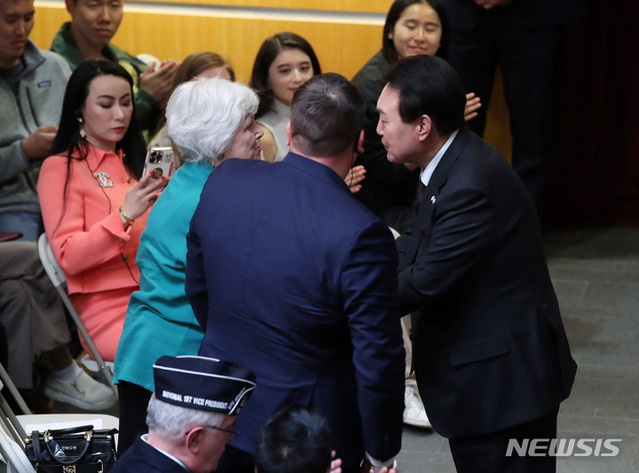 ▲ 미국을 국빈 방문 중인 윤석열 대통령이 28일(현지시간) 보스턴 인근 하버드대학교 케네디스쿨에서 '자유를 향한 새로운 여정'을 주제로 연설 하던 도중 쇼 대위의 손자 윌리엄 캐머런 쇼, 며느리 캐럴 캐머런 쇼에게 감사 인사하고 있다.ⓒ뉴시스