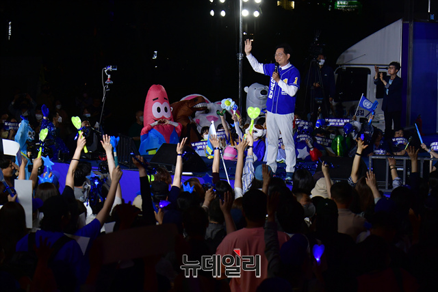 ▲ 송영길 더불어민주당 서울시장 후보가 2022년5월31일 오후 서울 용산역광장에서 열린 마지막 집중유세에서 시민들에게 지지를 호소하고 있다.ⓒ이종현 기자