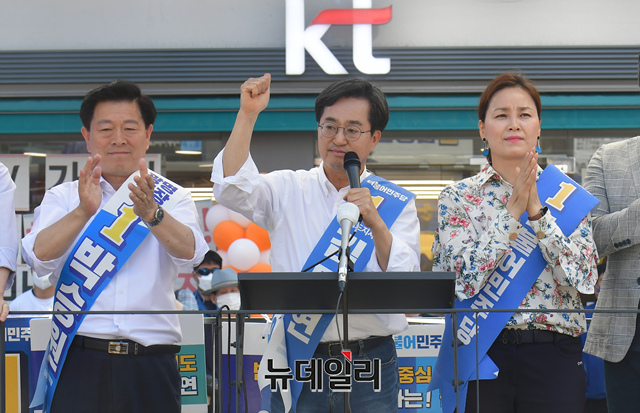 ▲ 김동연 더불어민주당 경기도지사 후보가 2022년5월27일 오후 경기 광명전통시장 집중유세에서 시민들에게 지지를 호소하고 있다.ⓒ