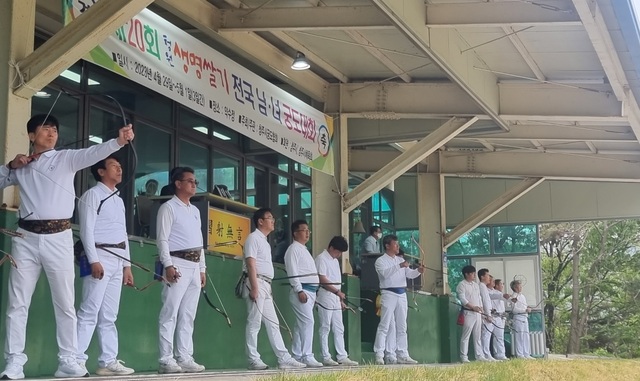 ▲ 제20회 청원생명쌀기 전국남녀궁도대회에 참가한 선수들의 활 시위를 당기고 있다.ⓒ청주시