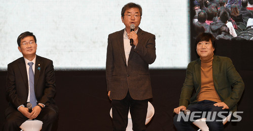 ▲ 이호철 전 청와대 민정수석이 2018년 3월10일 오후 경기 수원 아주대학교에서 열린 '함께한 시간, 역사가 되다' 전해철 북 콘서트에서 인사말을 하고 있다.ⓒ뉴시스