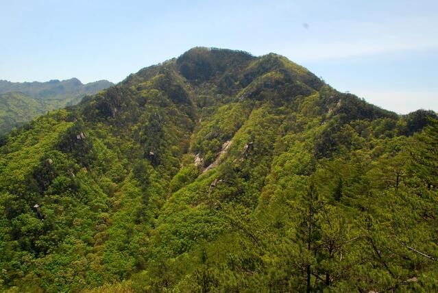 ▲ 원통암에서 영인봉으로 오르면서 바라본 황정산.ⓒ진경수 山 애호가