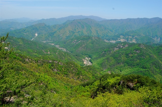 ▲ 조망 바위에서 근경으로 조망되는 올라온 작은 봉우리와 원경으로 조망되는 소백산 연화봉.ⓒ진경수 山 애호가