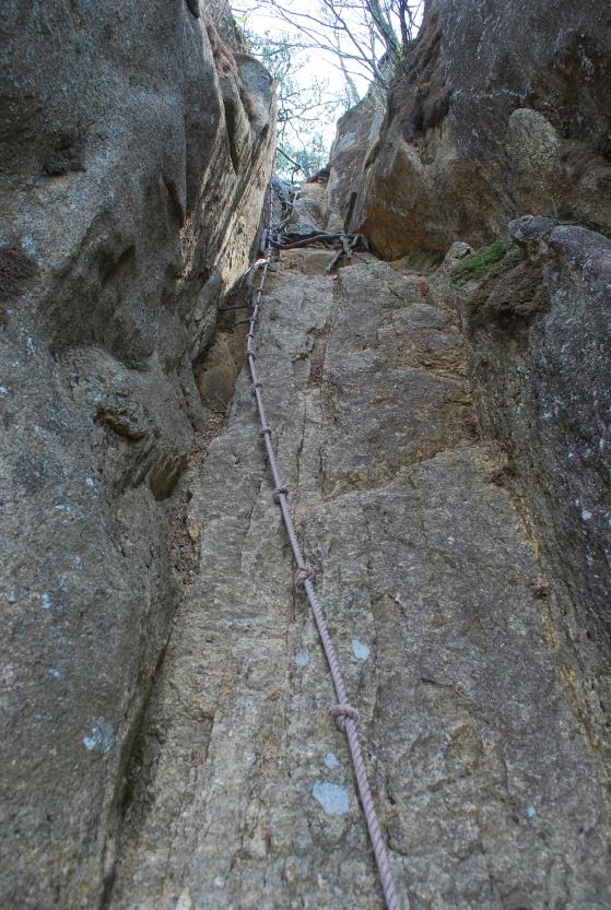 ▲ 절벽을 이룬 2단 침니 바위 중 두 번째 구간.ⓒ진경수 山 애호가