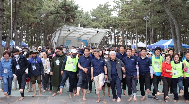 ▲ ‘제1회 대한민국 맨발 걷기 축제’가 지난 29일 포항 송도 솔밭 도시숲과 해안가 일원에서 맨발학교 주관, 포항시 후원으로 개최됐다.ⓒ포항시