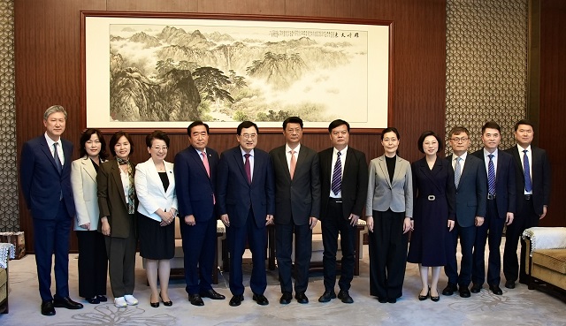 ▲ ‘동아시아 문화도시 미디어 & 인플루언서 투어’의 일환으로 27일 중국 양저우 영빈관 호텔에서 열린 ‘동아시아 문화도시’ 시장간 대화 행사에서 참가들이 기념촬영을 하고 있다.ⓒ경주시