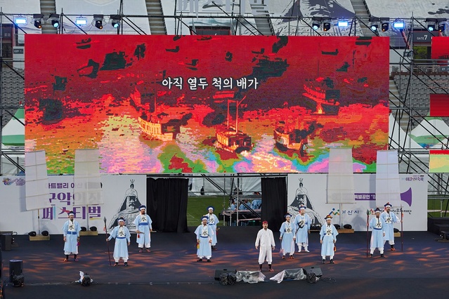 ▲ ‘아트벨리 아산 ‘제62회 성웅 이순신 축제’가 4월 28일부터 사흘간 ‘성웅 이순신을 품다’를 주제로 이순신종합운동장과 현충사 등에서 성대하게 막이 오른 가운데 61년(이순신 장군 탄신 478주기) 만에 얼개를 전면 개편, 새롭게 축제를 개최했다.ⓒ아산시