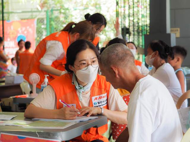 ▲ 제주항공-열린의사회가 필리핀 말라본에서 22번째 의료봉사활동을 진행하고 있다. ⓒ제주항공