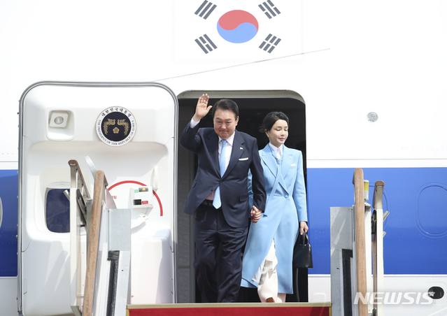 ▲ 5박7일간 국빈방미 일정을 마친 윤석열 대통령과 부인 김건희 여사가 지난달 30일 경기도 성남 서울공항에 도착해 공군 1호기에서 내리고 있다.ⓒ뉴시스
