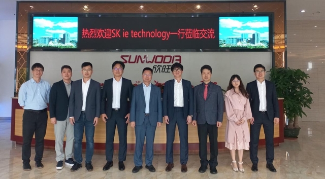 ▲ SK아이이테크놀로지가 중국의 전기차 배터리 제조사인 신왕다와 전기차용 배터리 분리막 공급 확대 등 협력 강화를 위한 MOU를 체결했다고 1일 밝혔다. 양사 관계자들이 중국 심천 신왕다그룹 본사에서 분리막 공급 협력 강화 MOU를 체결한 뒤 기념촬영을 하고 있다. ⓒSK아이이테크놀로지 제공