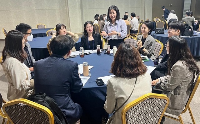 ▲ 지난달 27일 세종교육원에서 열린 열린 마당 배움터 운영진 연수회에서 공무원들이 토론을 하고 있다.ⓒ세종교육청