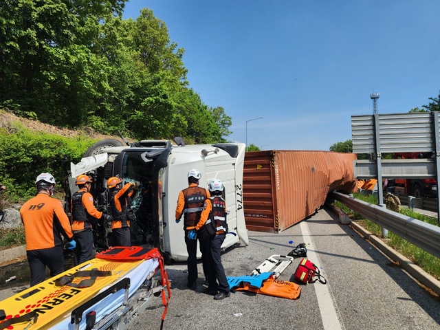 ▲ 1일 오전 10시쯤 중부내륙고속도로 창원방향 충주나들목에서 25t트레일러가 전도됐다. 사진은 119구급대원들이 사고를 수습하고 있다.ⓒ송영훈 객원기자