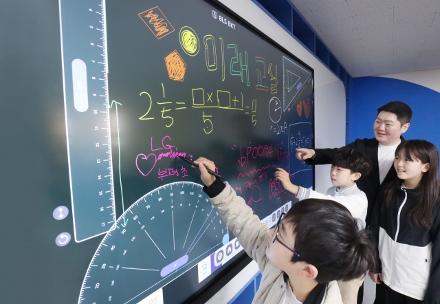 ▲ 교사와 학생들이 최대 40곳의 멀티 터치 지원은 물론, 다양한 교육용 템플릿을 제공하는 LG 전자칠판을 활용해 수업을 진행하고 있다. ⓒLG전자