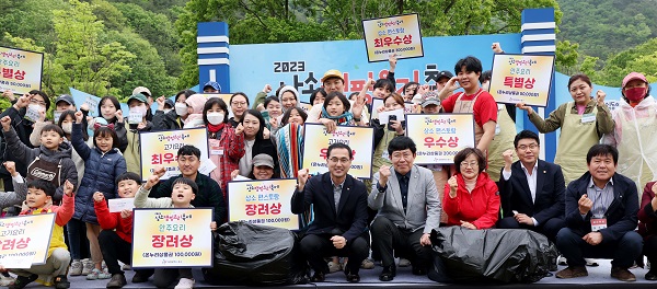 ▲ 동구청이 개최한 상소캠핑요리축제요리대회 수상자들이 기념 촬영을 하고 있다.ⓒ동구