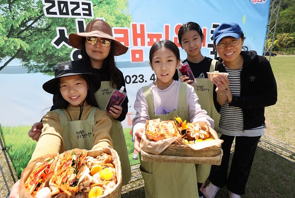 ▲ 상소요리캠핑축제에 참여한 한 가족이 자신들이 만든 건강 도시락을 자랑하고 있다.ⓒ동구