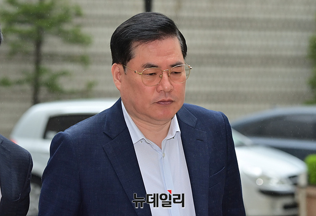 ▲ 유동규 전 성남도시개발공사 본부장이 지난달 18일 오전 서울 서초구 중앙지방법원에서 열린 특정범죄가중처벌등에관한법률위반 공판에 출석하고 있다. ⓒ서성진 기자