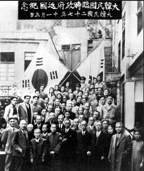 ▲ 충칭의 임시정부 인사들이 1945년 11월 귀국직전 찍은 기념사진.
