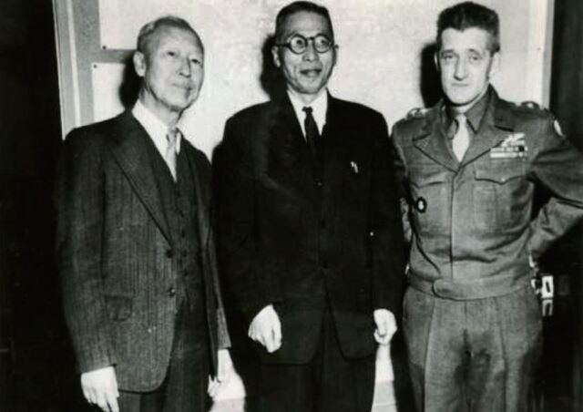 ▲ 해방후 귀국한 김구(가운데)와 함께 반도호텔로 하지 미군정사령관을 예방한 이승만(왼쪽).