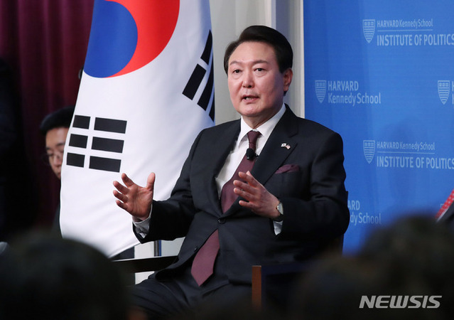 ▲ 지난달 28일(현지시간) 미국을 국빈 방문 중인 윤석열 대통령이 보스턴 인근 하버드대학교 케네디스쿨에서 '자유를 향한 새로운 여정'을 주제로 연설을 마친 뒤 청중 질문에 답변하고 있다. ⓒ뉴시스