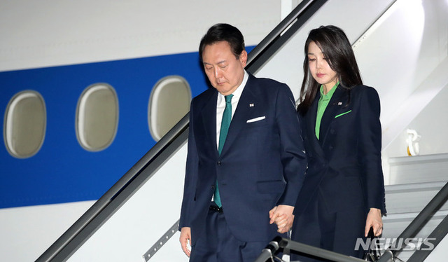 ▲ 미국을 국빈방문 중인 윤석열 대통령과 부인 김건희 여사가 지난달 27일(현지시간) 보스턴 로건 국제공항에 도착해 공군 1호기에서 내리고 있다.ⓒ뉴시스