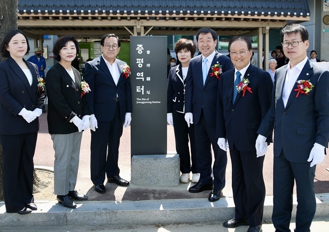 ▲ 이재영 군수(왼쪽부터 다섯번째) 등이 참석한 가운데, 증평역터 기념비 제막식이 열렸다.ⓒ증평군