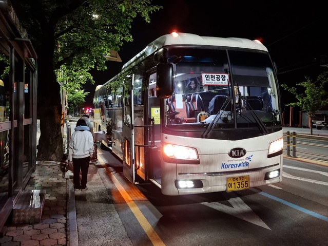 ▲ 김천시(시장 김충섭)는 코로나19로 중단됐던 김천~인천국제공항 버스가 5월 1일에 ㈜코리아와이드진안고속에서 힘찬 출발을 했다고 전했다.ⓒ김천시
