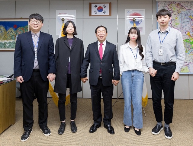 ▲ 최민호 세종시장이 지난 1일 집무실에서 홍동화 주무관 등 4남매 공무원과 면담을 갖고 기념촬영을 하고 있다. 사진은 왼쪽부터 홍종민 주무관, 홍주영 주무관, 최민호 세종시장, 홍예원 주무관, 홍동화 주무관.ⓒ세종시