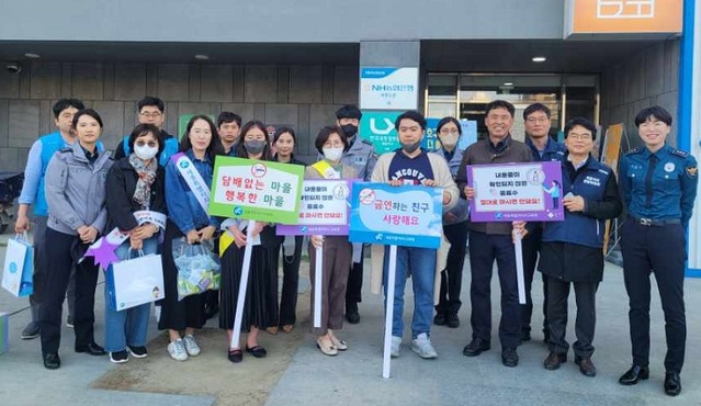 ▲ 세종경찰청이 지난 1일 조치원 일원에서 세종자치경찰위원회, 북부경찰서, 교육청 및 학원연합회와 합동으로 청소년 마약 범죄의 위험성을 알리는 '진실 캠페인'하고 있다.ⓒ세종경찰청