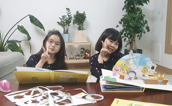 ▲ 백광현 롯데케미칼 종합기술원 수석 가족의 ‘뽀로로 팝업북’ 제작 모습. ⓒ롯데케미칼 제공