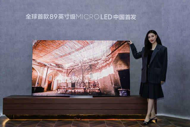 ▲ 상하이 신국제박람센터에서 열리는 중국 최대 가전전시회 AWE에서 89형 마이크로 LED TV를 선보인 삼성전자 ⓒ삼성전자