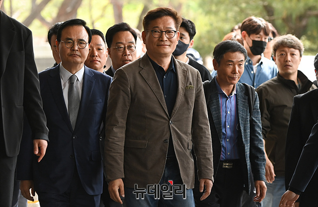 ▲ 더불어민주당 전당대회 돈 봉투 살포 의혹의 핵심 인물인 송영길 전 민주당 대표가 2일 오전 서울 서초구 서울중앙지검에 자진 출석, 검찰 출입을 거부 당한 뒤 입장을 밝히고 있다. ⓒ서성진 기자