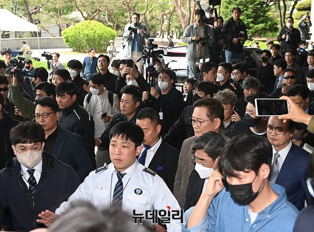 ▲ 더불어민주당의 '2021년 전당대회 돈 봉투 의혹'과 관련해 금품 살포의 최종 수혜자로 지목된 송영길 전 대표(가운데 갈색 재킷)가 2일 오전 서초동 서울중앙지검에서 돌아 나가고 있다. ⓒ서성진 기자