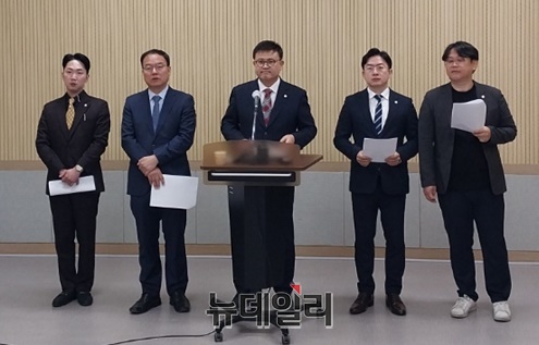 ▲ 청주시의회 이영신 의원이 의회 브리핑실에서 기자회견을 가졌다.ⓒ최중기 기자