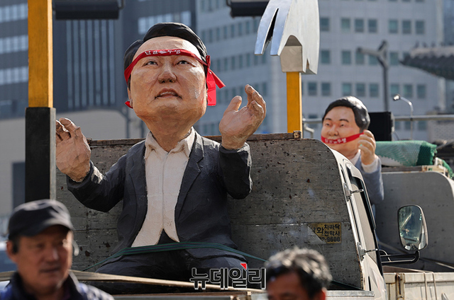 ▲ 민노총 산하 전국건설노동조합이 2월 28일 오후 서울 숭례문 인근 세종대로에서 윤석열 정권을 규탄하는 대규모 집회를 진행하고 있다. 이들은 집회 직후 용산 대통령실로 가두행진을 이어갔다. ⓒ정상윤 기자