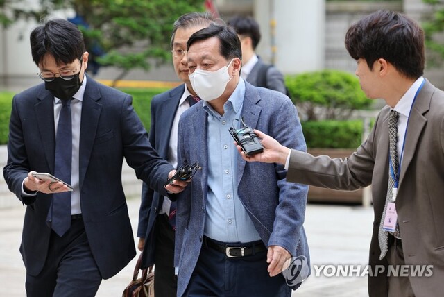 ▲ 더불어민주당 이재명 대표의 최측근인 정진상 전 대표실 정무조정실장이 2일 오전 서울중앙지방법원에서 열린 '428억 약속·뇌물' 관련 1심 공판에 출석하고 있다.ⓒ연합뉴스