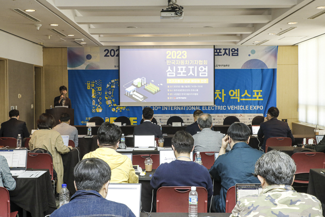 ▲ 이날 심포지엄에서 최대열 한국자동차기자협회 회장이 인사말을 하는 모습. ⓒ한국자동차기자협회