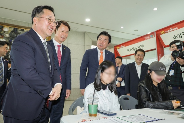 ▲ 이장우 대전시장과 이상대 대전시의장 등이 공공기관 채용현장을 찾아 취업현황을 살펴보고 있다.ⓒ대전시
