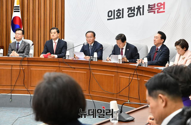 ▲ 윤재옥 국민의힘 원내대표가 2일 국회에서 열린 원내대책회의에 참석하기 위해 입장하고 있다.ⓒ이종현 기자