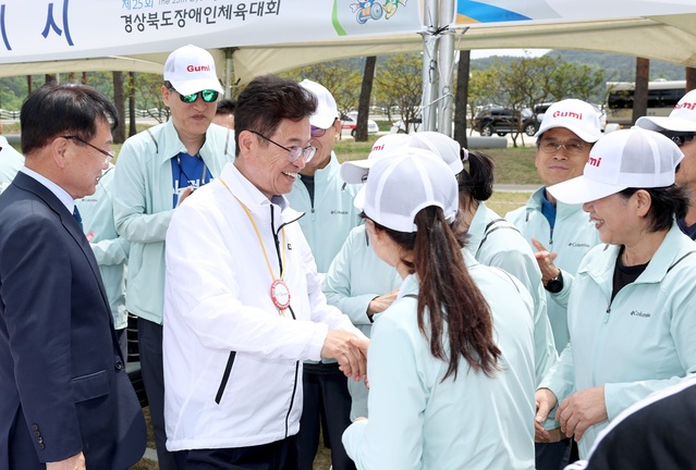 ▲ 이철우 도지사가 ‘제25회 경상북도장애인체육대회’에 참석해 관계자들과 인사를 나누고 있다.ⓒ경북도