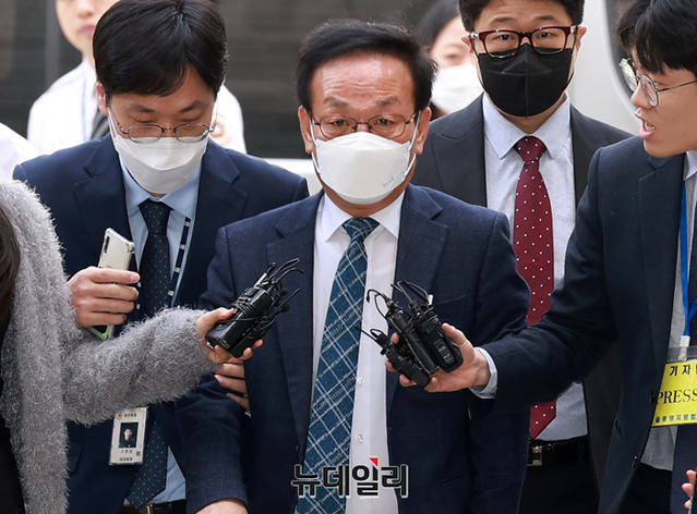 ▲ 백현동 개발사업 비리 의혹과 관련해 핵심 로비스트로 지목된 김인섭 전 한국하우징기술 대표가 지난달 14일 오전 서울 서초구 중앙지방법원에서 열린 구속 전 피의자 심문(영장실질심사)을 받기 위해 출석하고 있다. ⓒ정상윤 기자