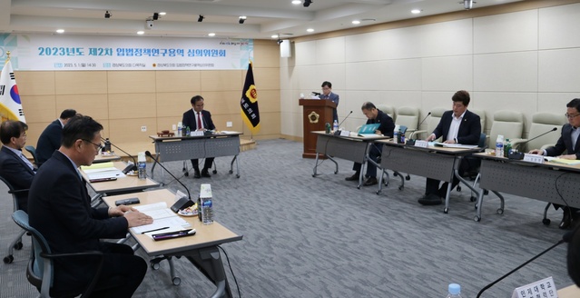 ▲ 경북도의회는 5월 1일 올해 제2차 ‘입법정책 연구용역 심의위원회’를 열고 ‘경상북도학교안전연구회’ 외 5개 연구단체로부터 제안된 6건 현안연구과제에 대해 심도있는 검토를 거쳤다.ⓒ경북도의회