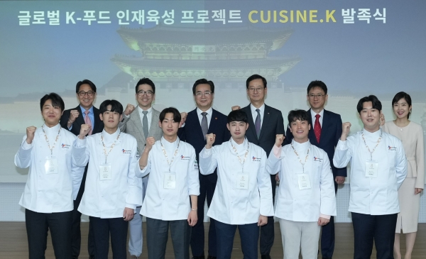 ▲ 2일 서울 필동 CJ인재원에서 열린 Cuisine K 발족식에서 이선호 실장을 비롯한 CJ제일제당 주요 경영진, 농림축산식품부 장관 및 관계자, 국가대표조리팀 대표 선수들이 함께 기념사진을 촬영하고 있다. ⓒCJ제일제당